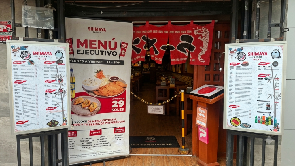 Entrada y carteles de menú de Shimaya Ramen Los Olivos, Lima